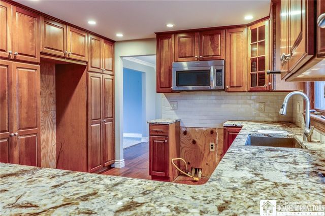 72 Oakbrook Drive, West Seneca, NY 14224