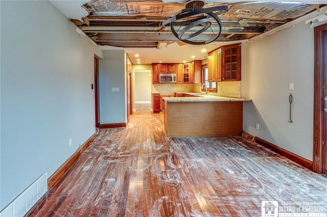 72 Oakbrook Drive, West Seneca, NY 14224