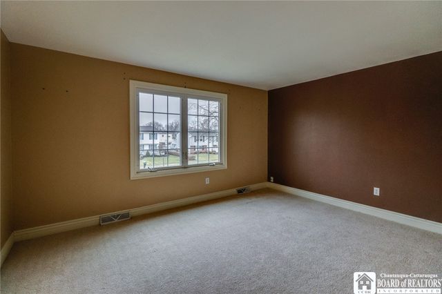 72 Oakbrook Drive, West Seneca, NY 14224