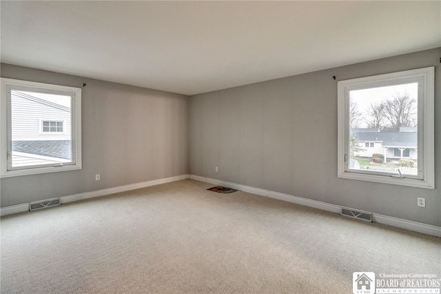 72 Oakbrook Drive, West Seneca, NY 14224