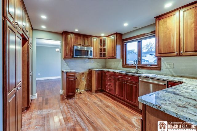 72 Oakbrook Drive, West Seneca, NY 14224