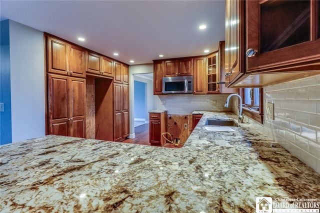 72 Oakbrook Drive, West Seneca, NY 14224