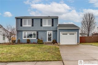 72 Oakbrook Drive, West Seneca, NY 14224