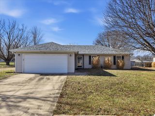 2211 CHOUTEAU LN, Boonville, MO 65233
