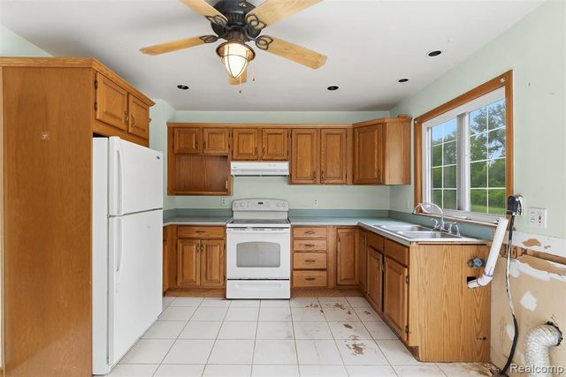 5121 Lippincott Boulevard, Burton, MI 48519