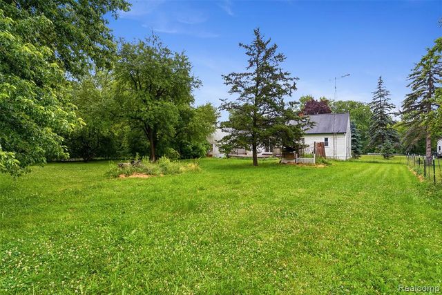 5121 Lippincott Boulevard, Burton, MI 48519