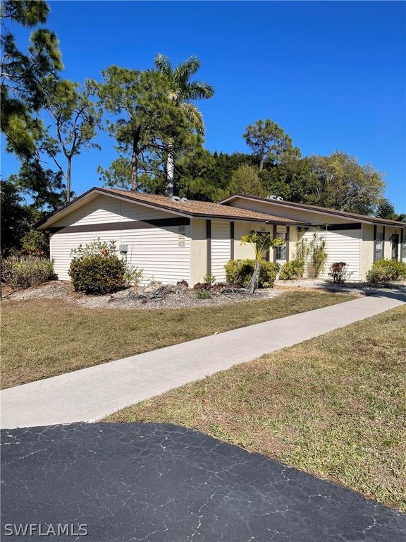 1095 Pine Isle LN 1095, Naples, FL 34112