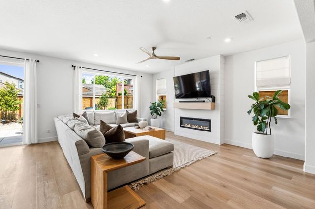4616 S Hills Dr, Folsom, CA 95630