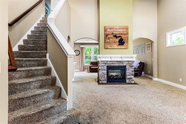 2852 N Saddle Ridge Court, Rockford, MI 49341