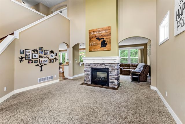 2852 N Saddle Ridge Court, Rockford, MI 49341