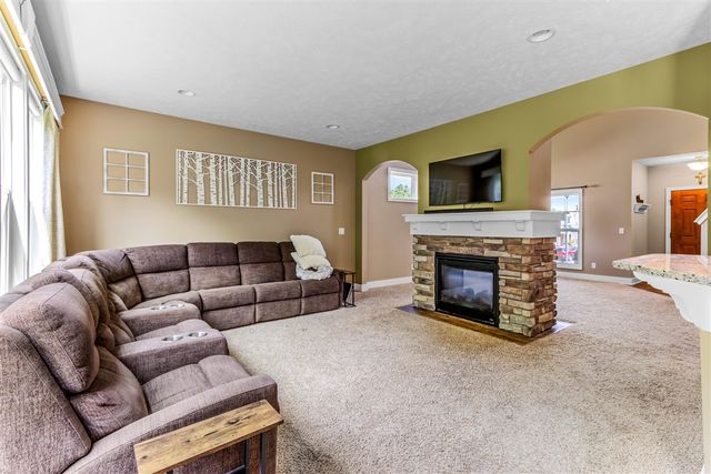 2852 N Saddle Ridge Court, Rockford, MI 49341