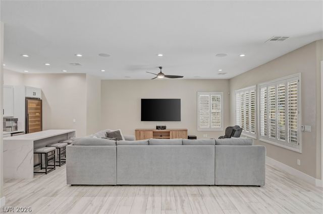 304 Queens Gate Court, Las Vegas, NV 89145