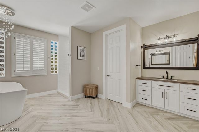 304 Queens Gate Court, Las Vegas, NV 89145