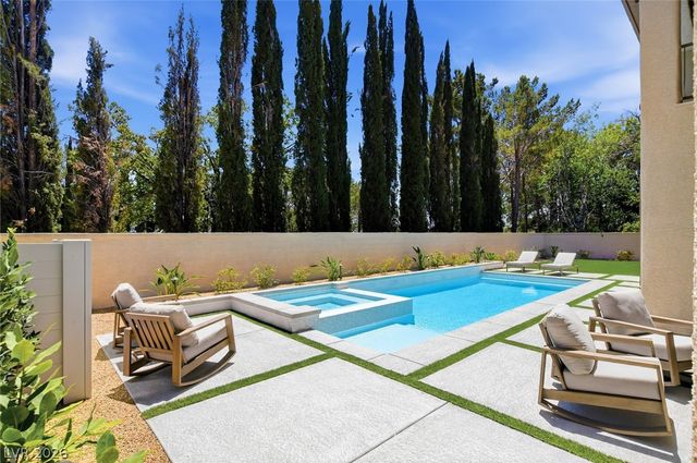 304 Queens Gate Court, Las Vegas, NV 89145