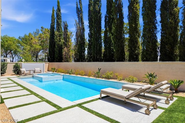 304 Queens Gate Court, Las Vegas, NV 89145