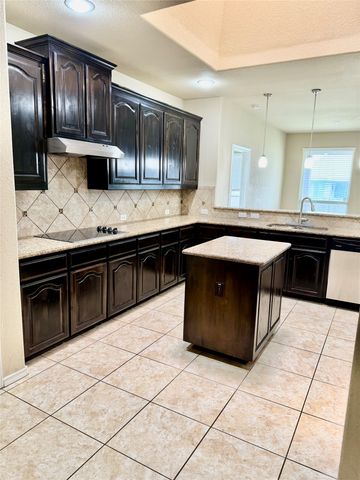 1104 Crest Ridge Drive, Glenn Heights, TX 75154