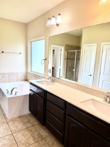 1104 Crest Ridge Drive, Glenn Heights, TX 75154