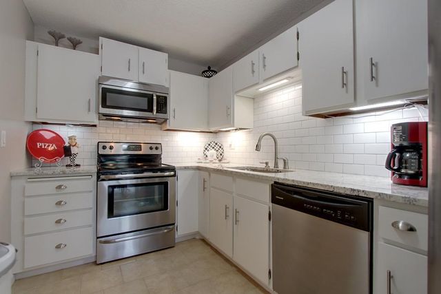 7401 W 101st Street 121, Bloomington, MN 55438