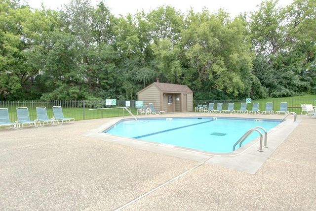 7401 W 101st Street 121, Bloomington, MN 55438