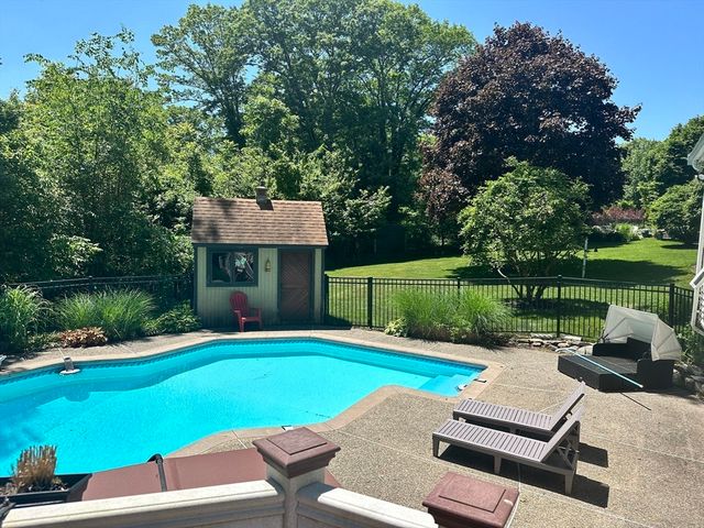 45 Ireta Rd, Shrewsbury, MA 01545