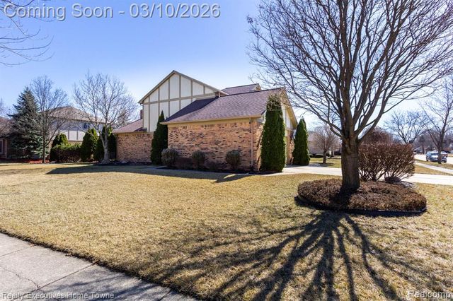 39344 Lorien Drive, Sterling Heights, MI 48313