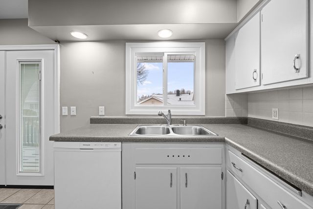 1358 W Garfield Street, Davenport, IA 52804