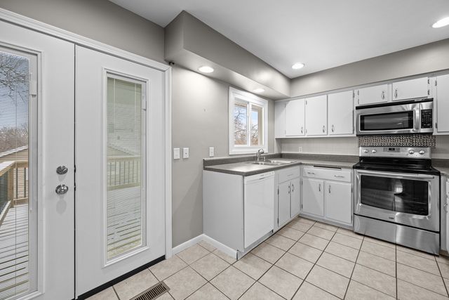 1358 W Garfield Street, Davenport, IA 52804