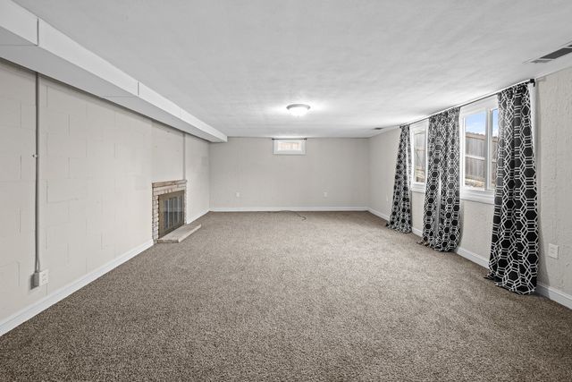 1358 W Garfield Street, Davenport, IA 52804