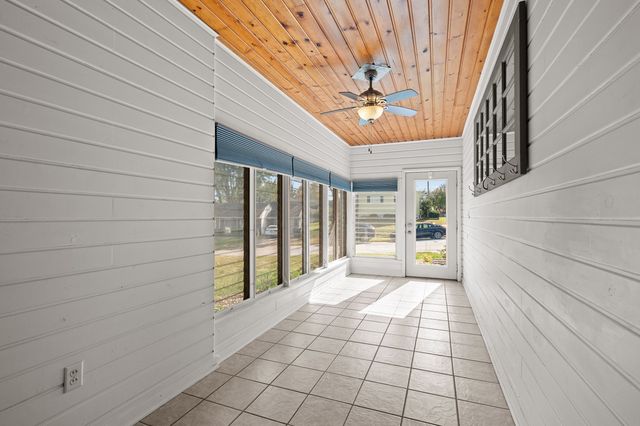 1358 W Garfield Street, Davenport, IA 52804