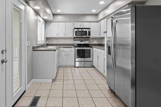 1358 W Garfield Street, Davenport, IA 52804