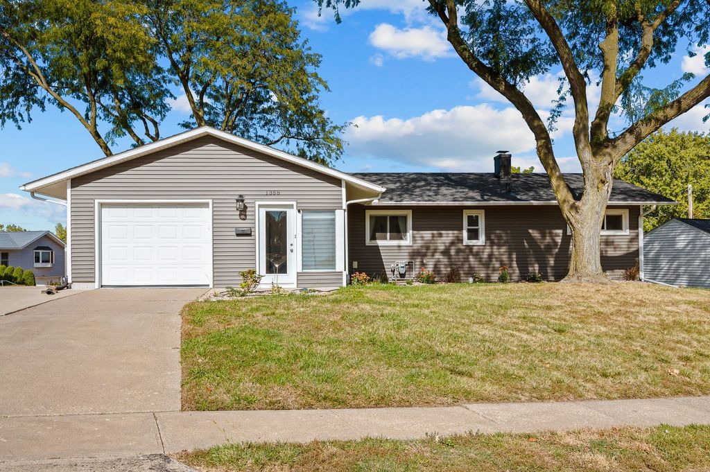 1358 W Garfield Street, Davenport, IA 52804