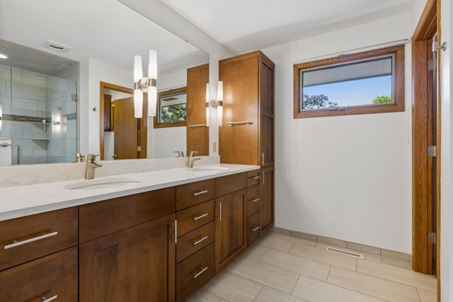 5931 Creek Point, Minnetonka, MN 55345