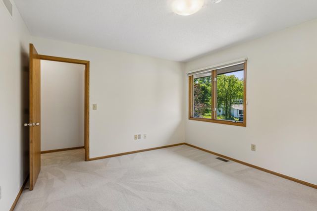 5931 Creek Point, Minnetonka, MN 55345