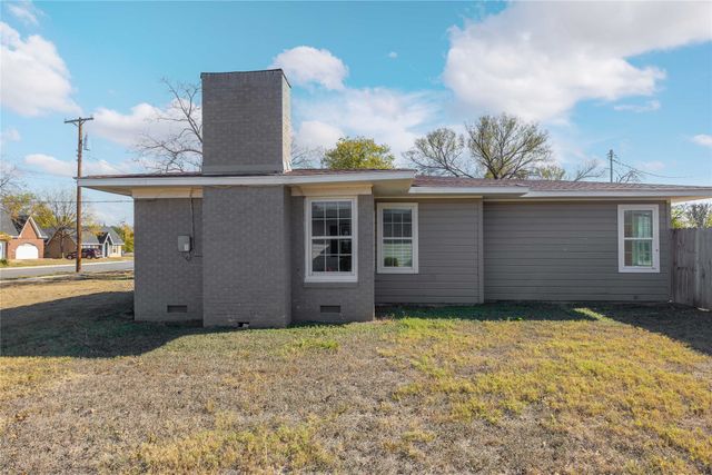1803 4th St, Brownwood, TX 76801