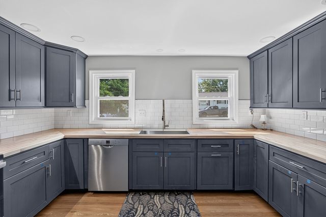 17 Rockwood Ln, Lawrence, MA 01843