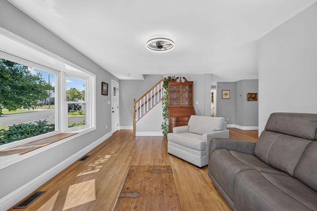 17 Rockwood Ln, Lawrence, MA 01843