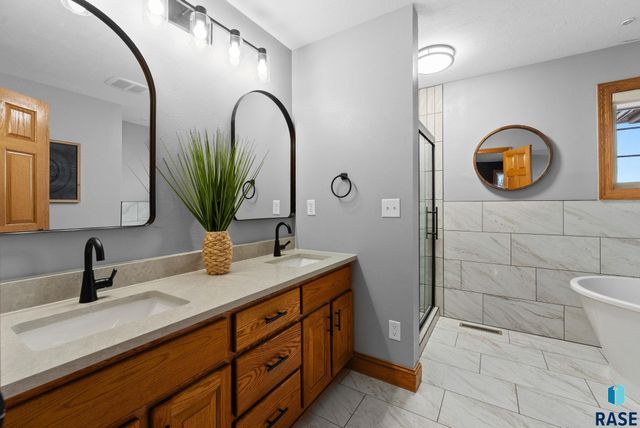 1601 S Sierra Cir Circle, Sioux Falls, SD 57110