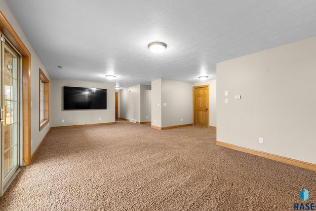 1601 S Sierra Cir Circle, Sioux Falls, SD 57110