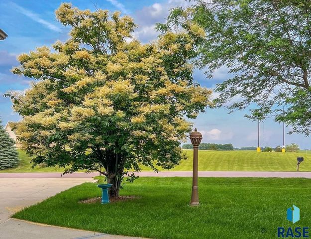 1601 S Sierra Cir Circle, Sioux Falls, SD 57110