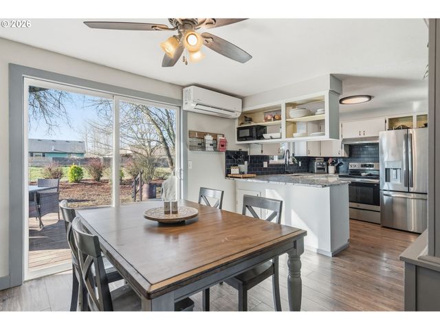 2490 Se ERMINE St, Albany, OR 97322