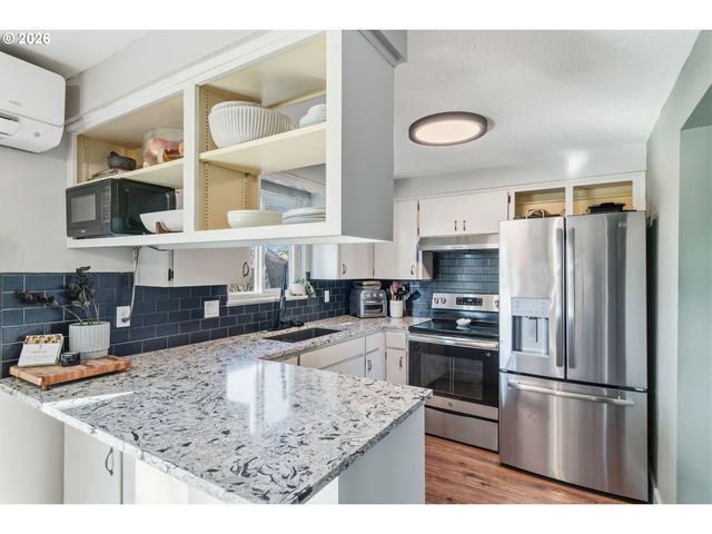 2490 Se ERMINE St, Albany, OR 97322