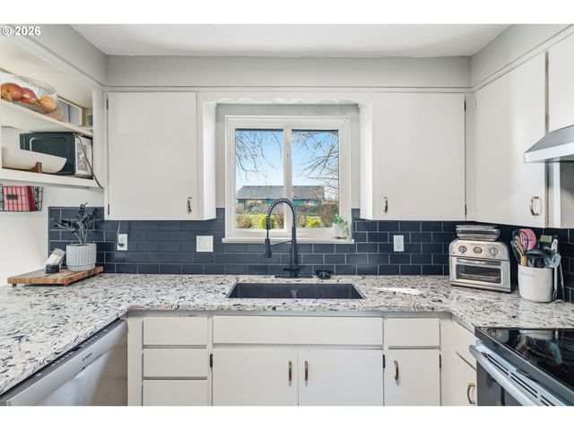 2490 Se ERMINE St, Albany, OR 97322