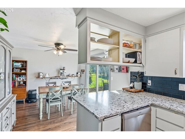 2490 Se ERMINE St, Albany, OR 97322