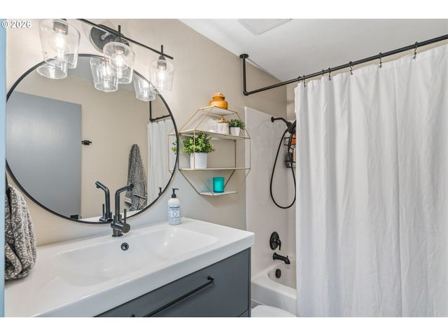 2490 Se ERMINE St, Albany, OR 97322