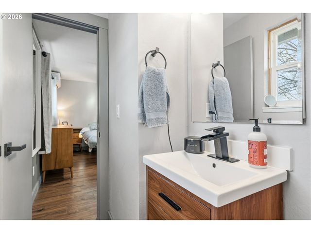 2490 Se ERMINE St, Albany, OR 97322