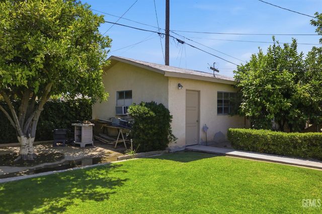 1019 Sterling Road, Bakersfield, CA 93306