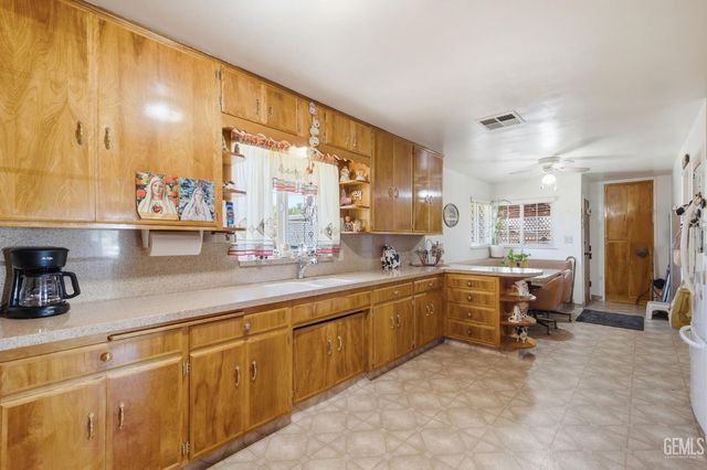 1019 Sterling Road, Bakersfield, CA 93306