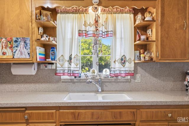 1019 Sterling Road, Bakersfield, CA 93306