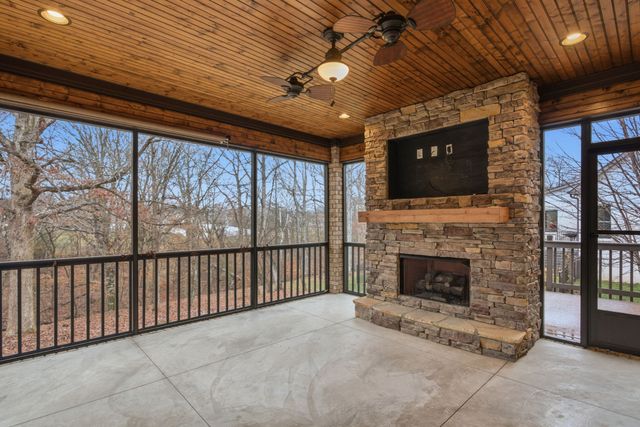 112 Grayson Ln, White House, TN 37188