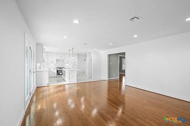 101 E Loma Vista Avenue, Victoria, TX 77901